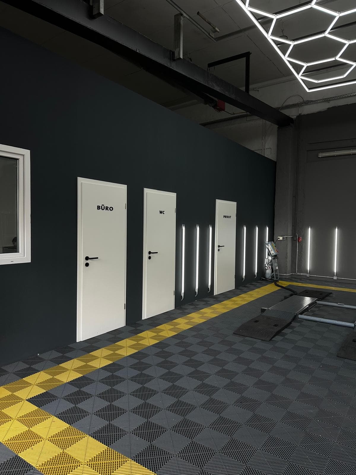 Büro, WC und Hebebühne