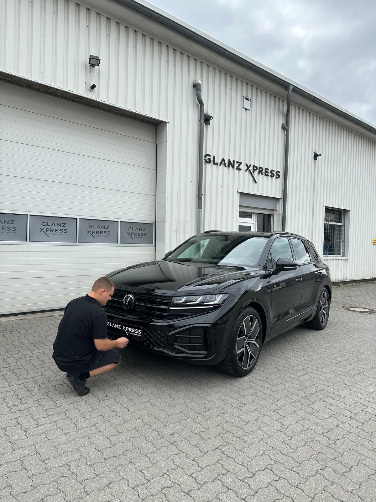 Schwarzer VW vor der Halle