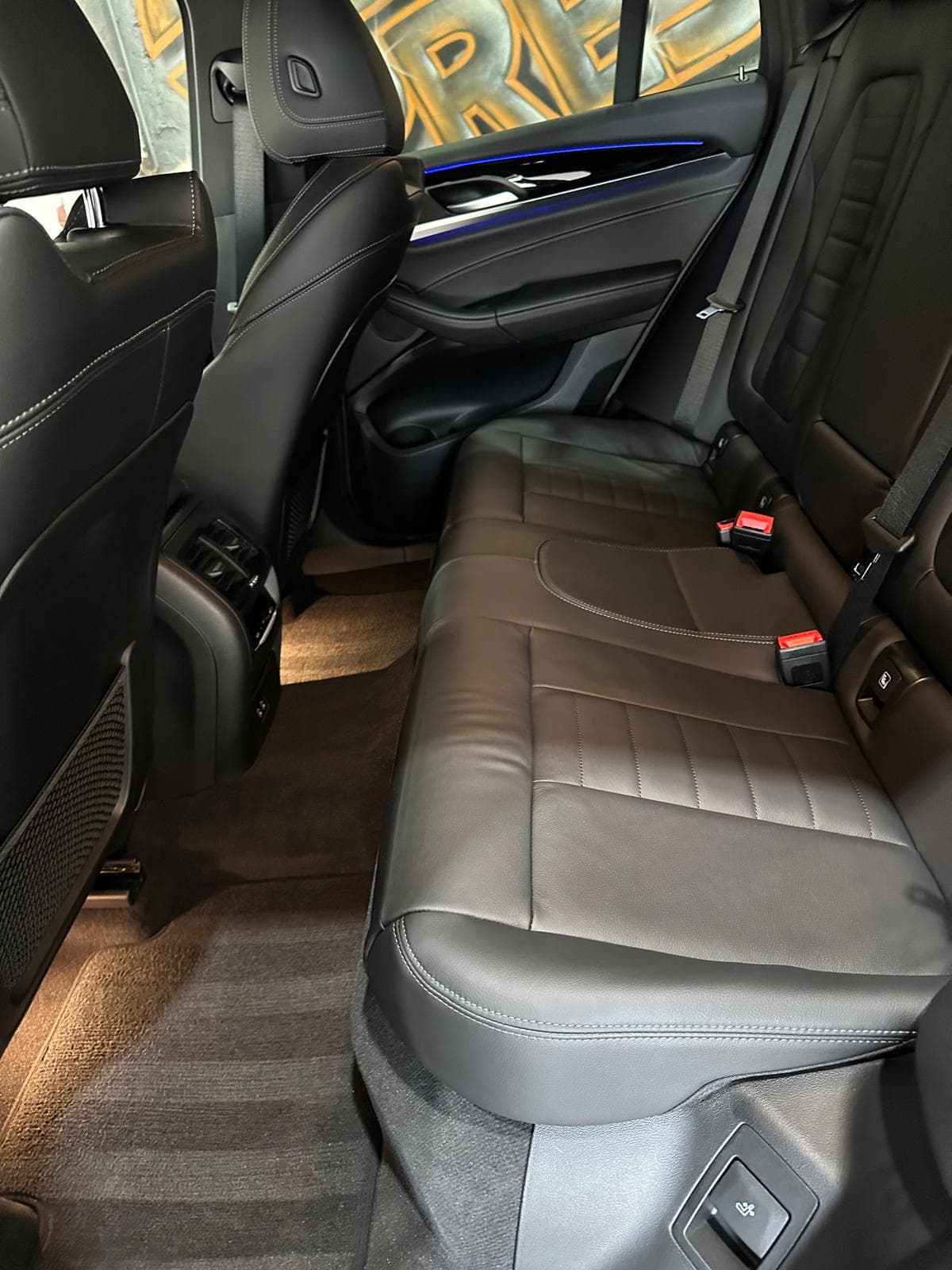 Rückbank eines BMW aus schwarzem Leder