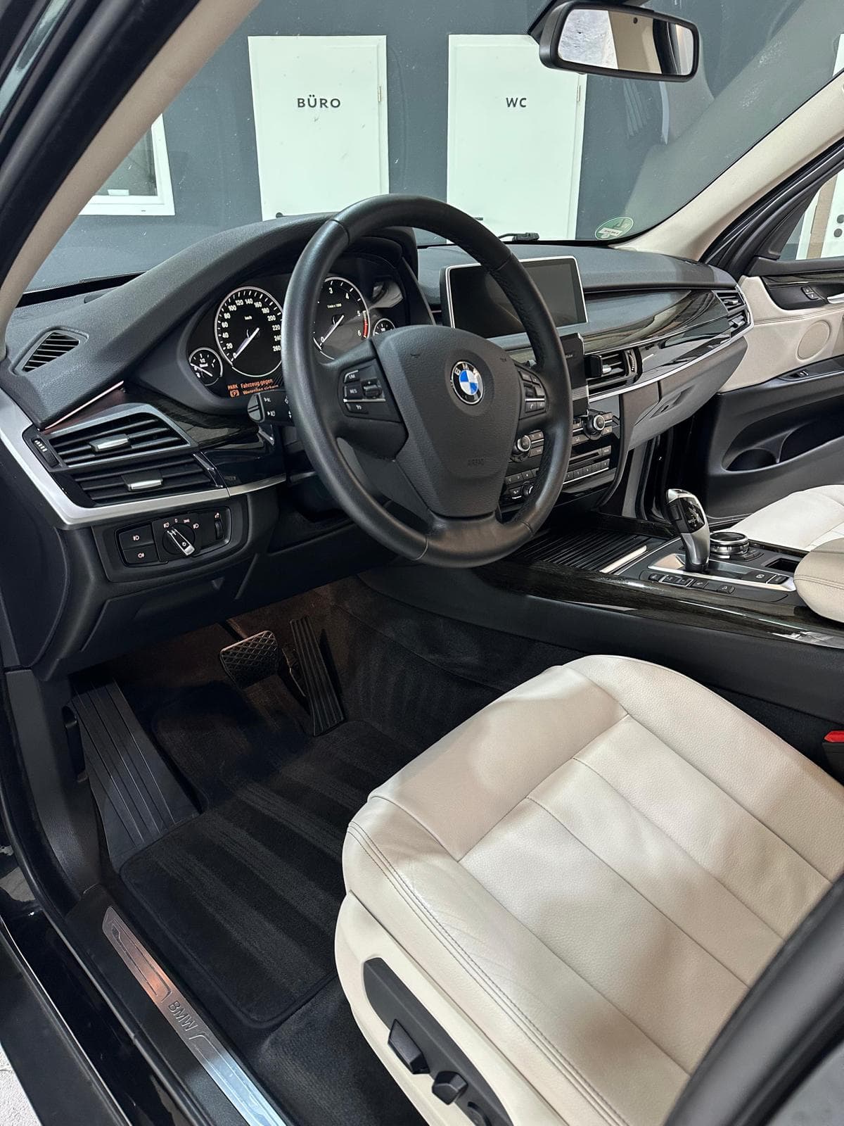 BMW-Cockpit mit hellem Leder