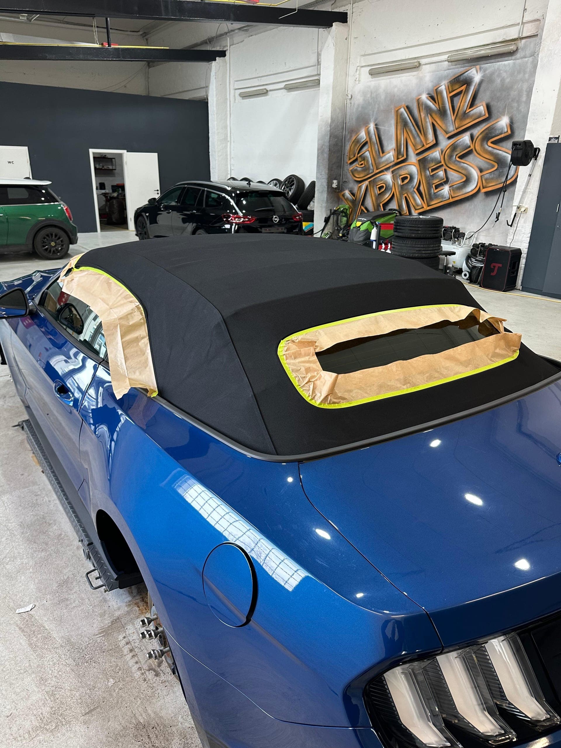 Cabrio mit abgeklebter Heckscheibe