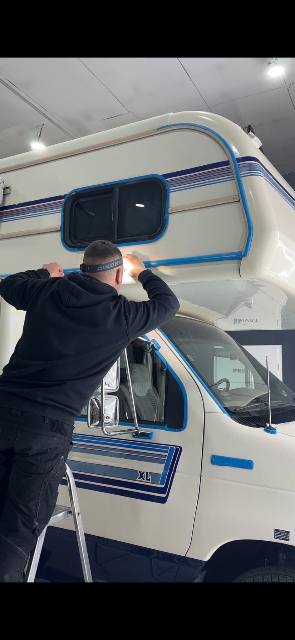 Wohnmobil wird an Fenster und Dichtungen aufbereitet