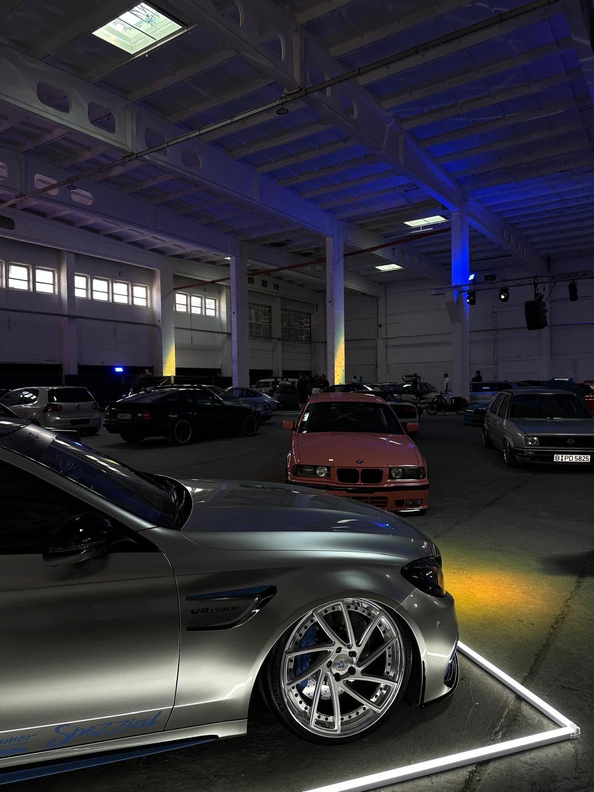 Fahrzeuge in der Eventhalle beim Deep One Festival