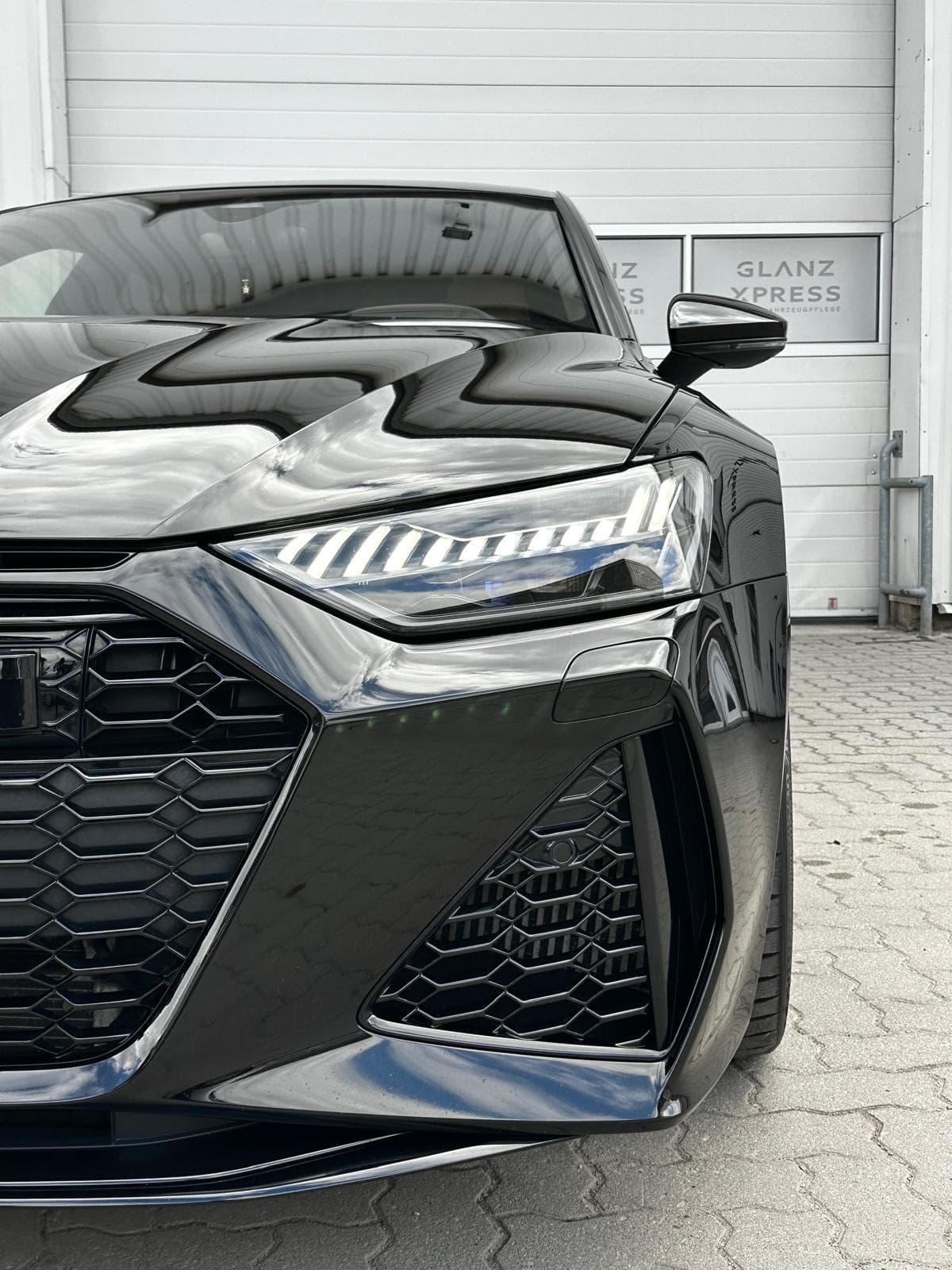 Front eines schwarzen Audi RS6