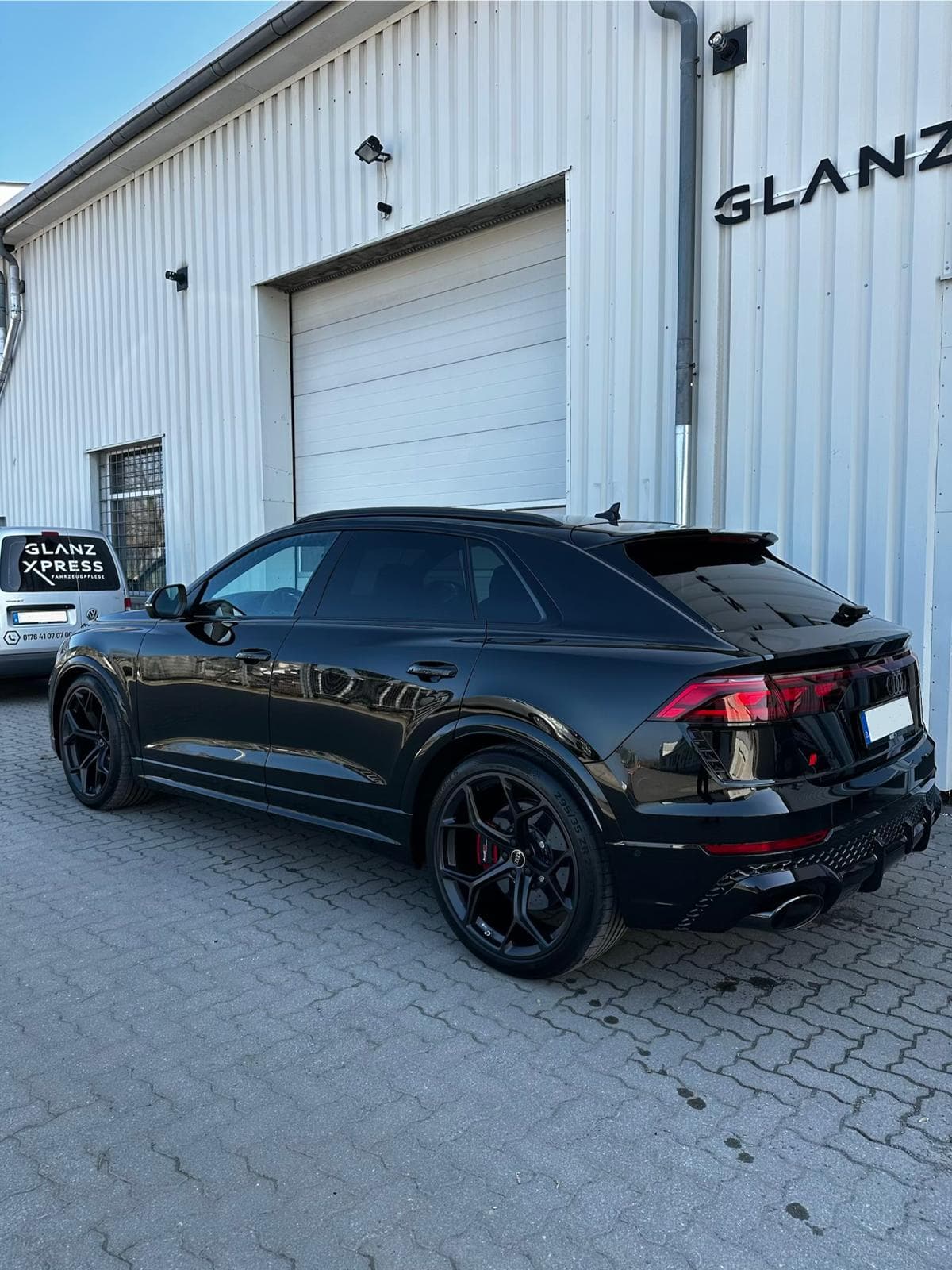 Audi RS Q8 vor der Halle