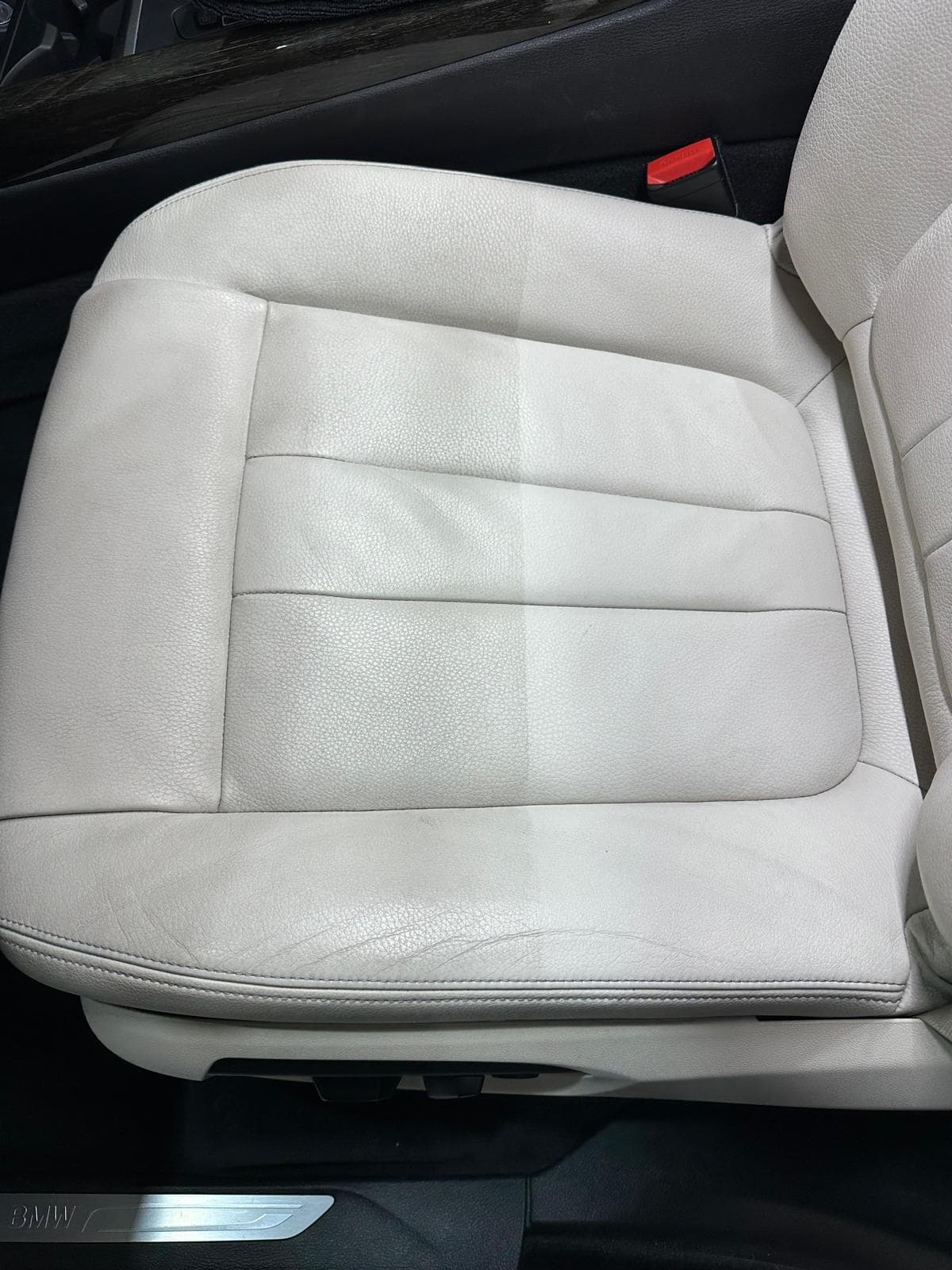 Helles Ledersitzkissen eines BMW