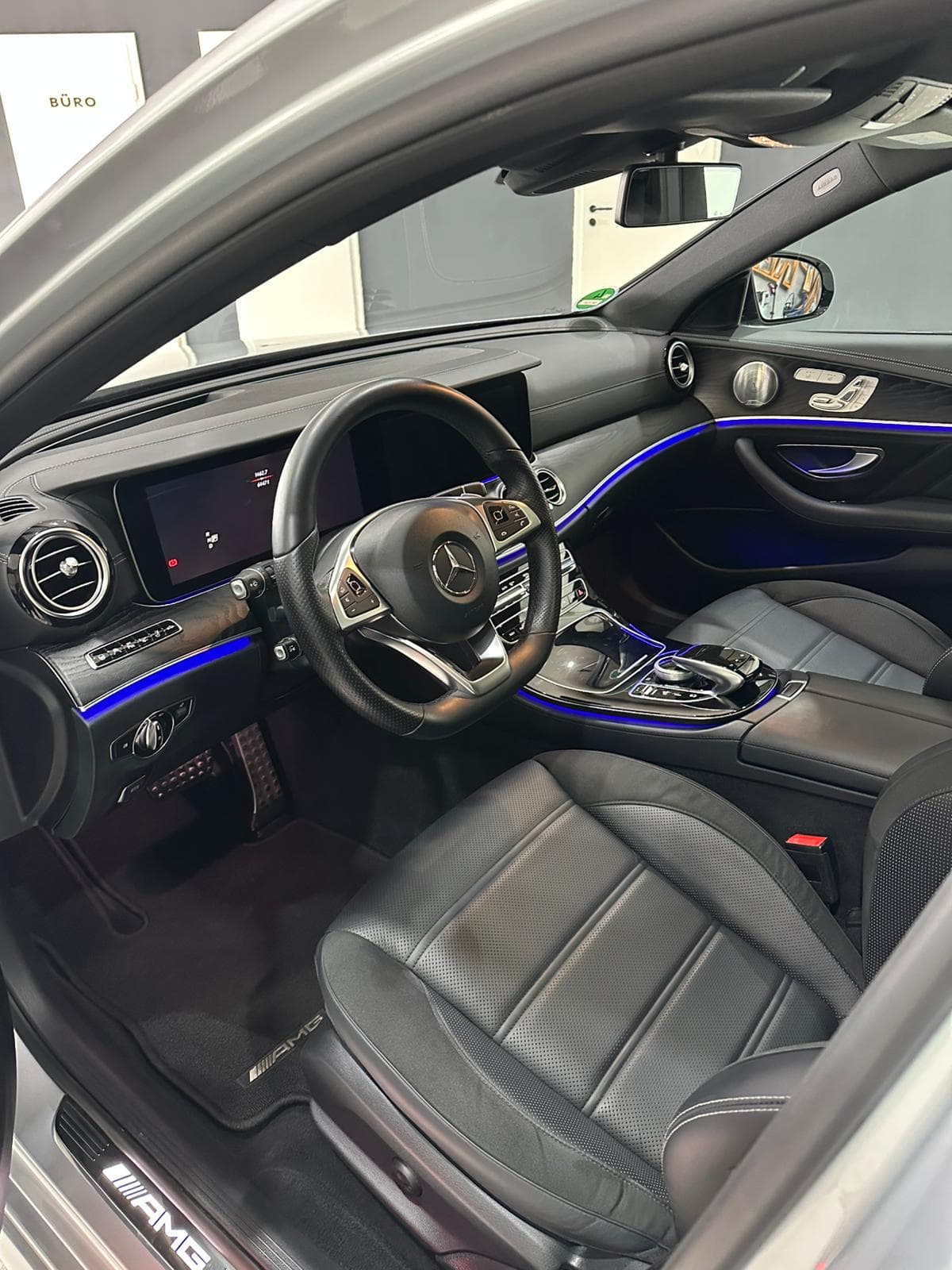 Mercedes-Cockpit mit blauer Ambientebeleuchtung