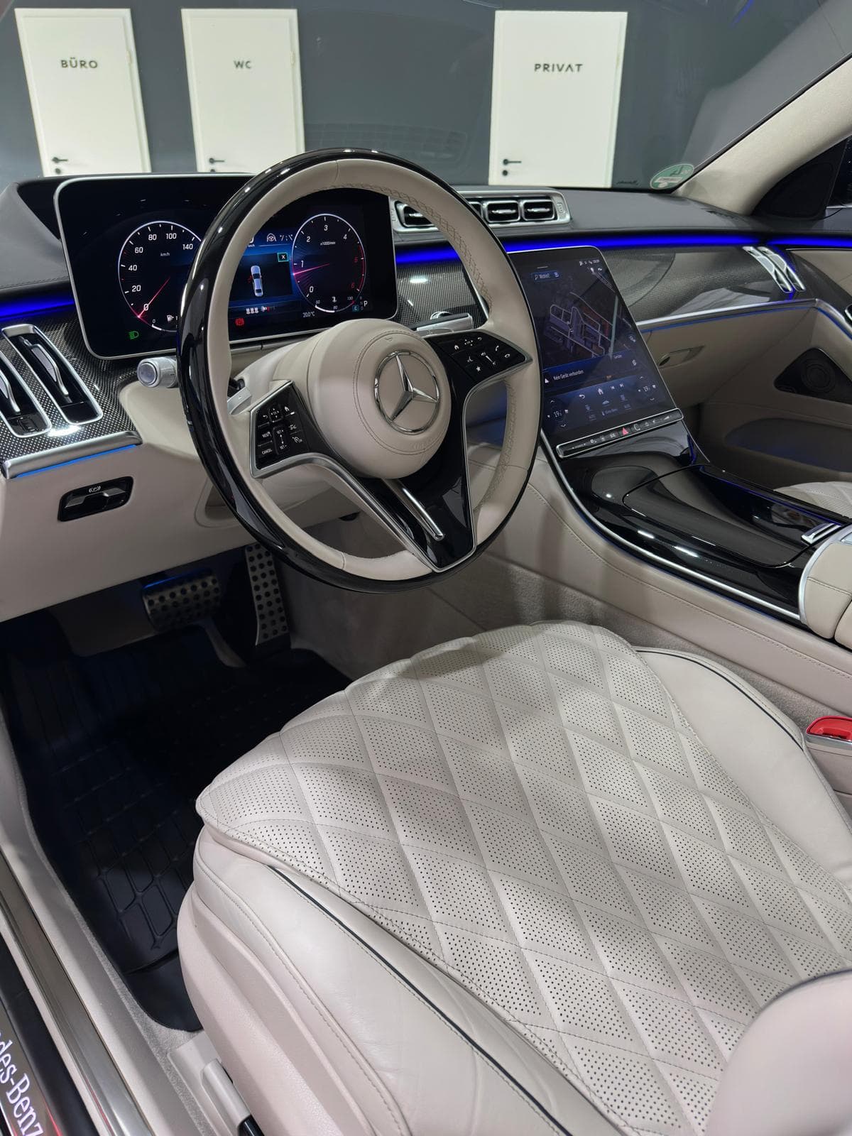 Mercedes-Cockpit mit cremefarbenem Leder
