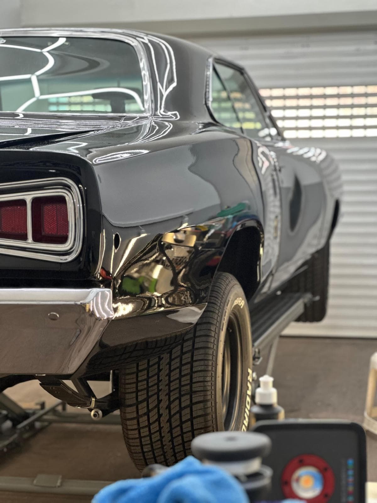Klassiker mit dunklem Lack bei der behutsamen Oldtimer-Aufbereitung