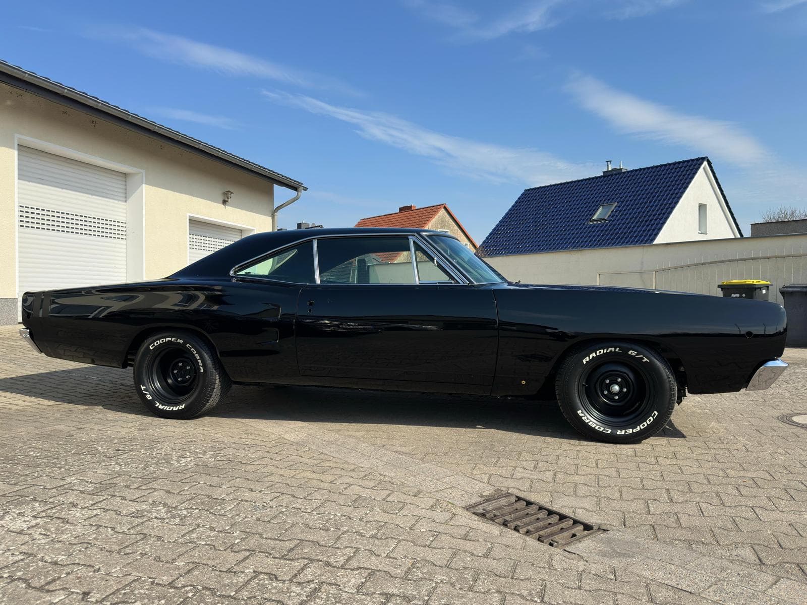 Schwarzer US-Oldtimer im Seitenprofil