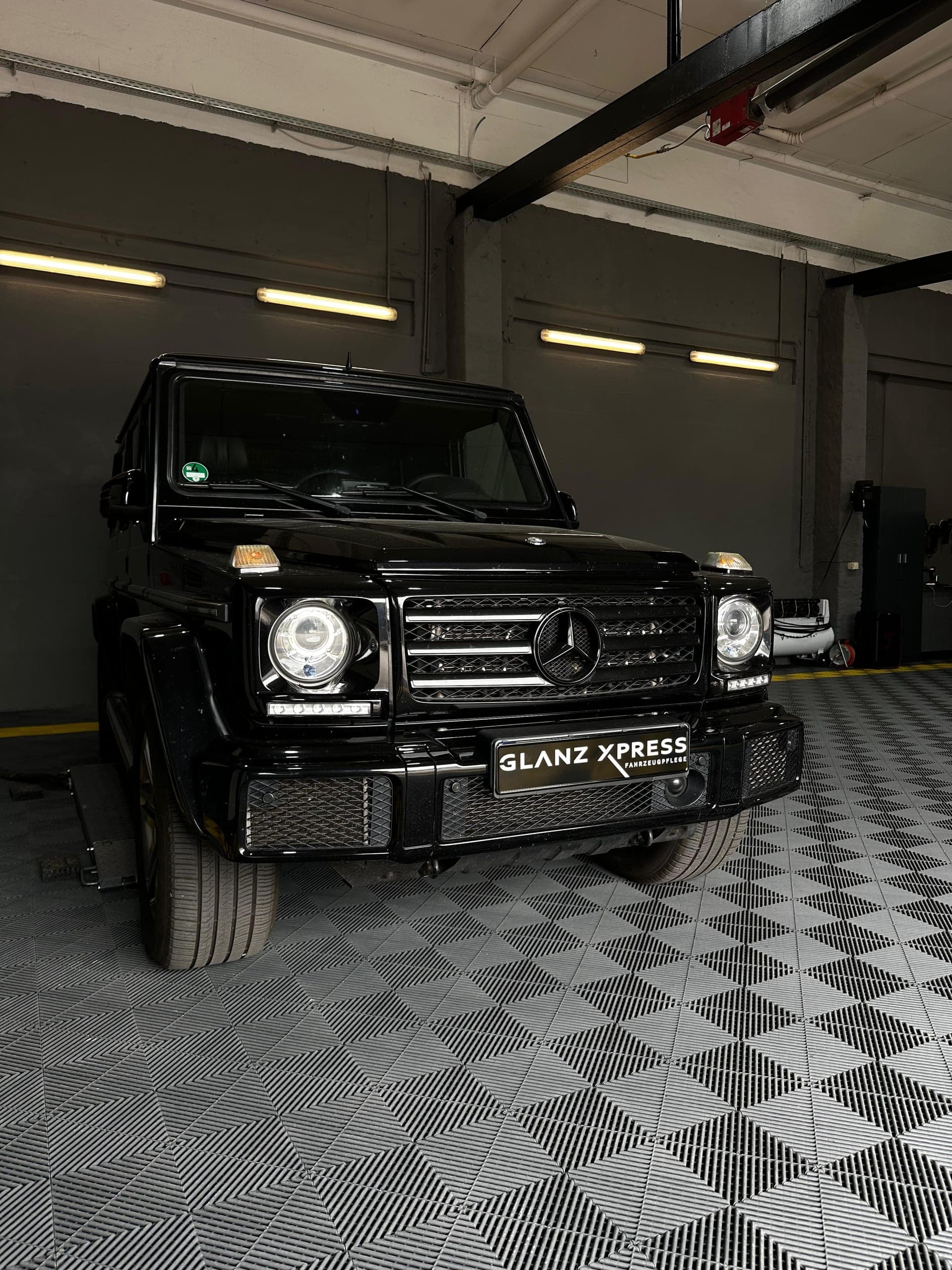 Mercedes G-Klasse in der Halle