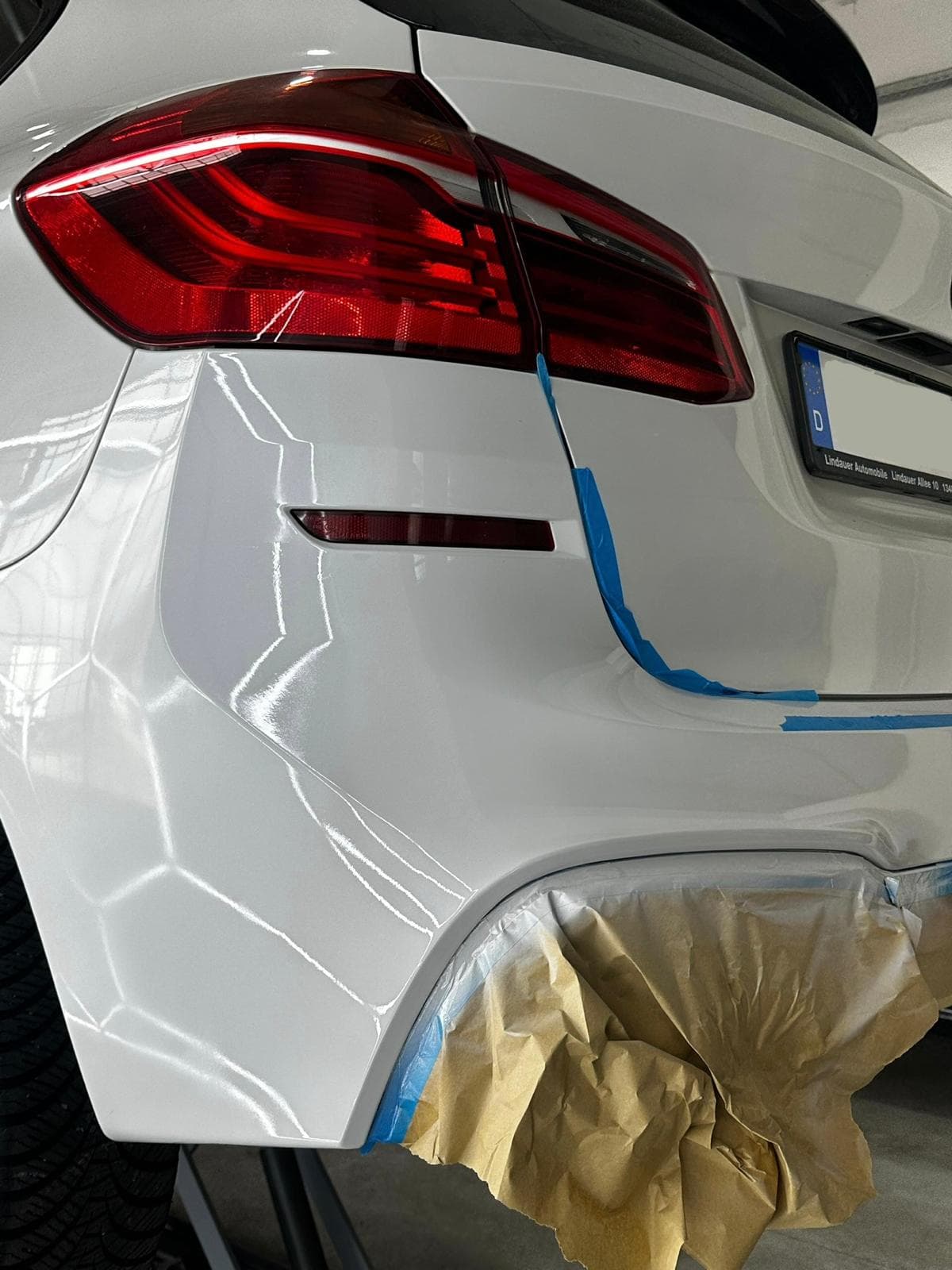 Abgeklebtes Heck eines weißen Autos