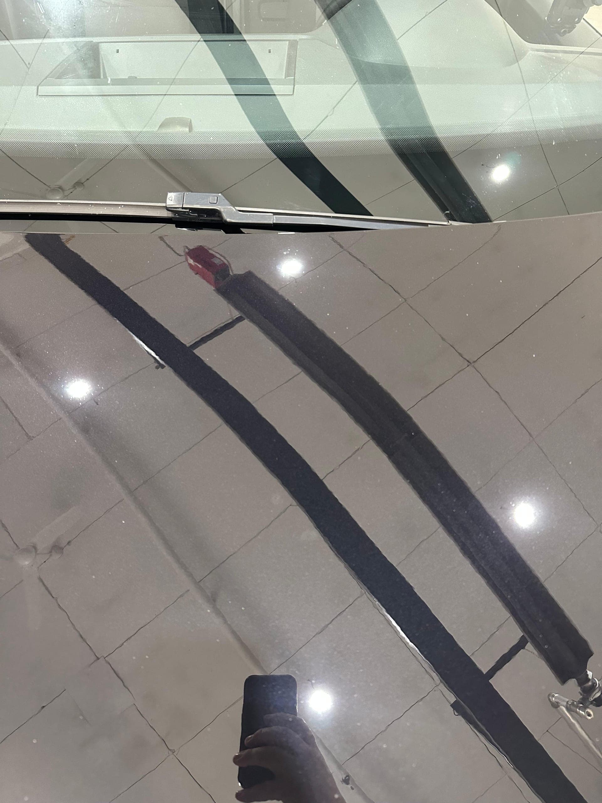 Silberne Motorhaube, Decke spiegelt sich