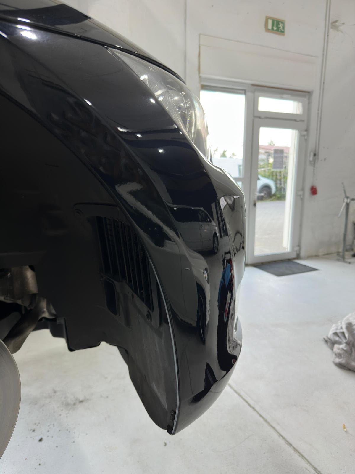 Schwarzer Kotflügel nach der Reparatur