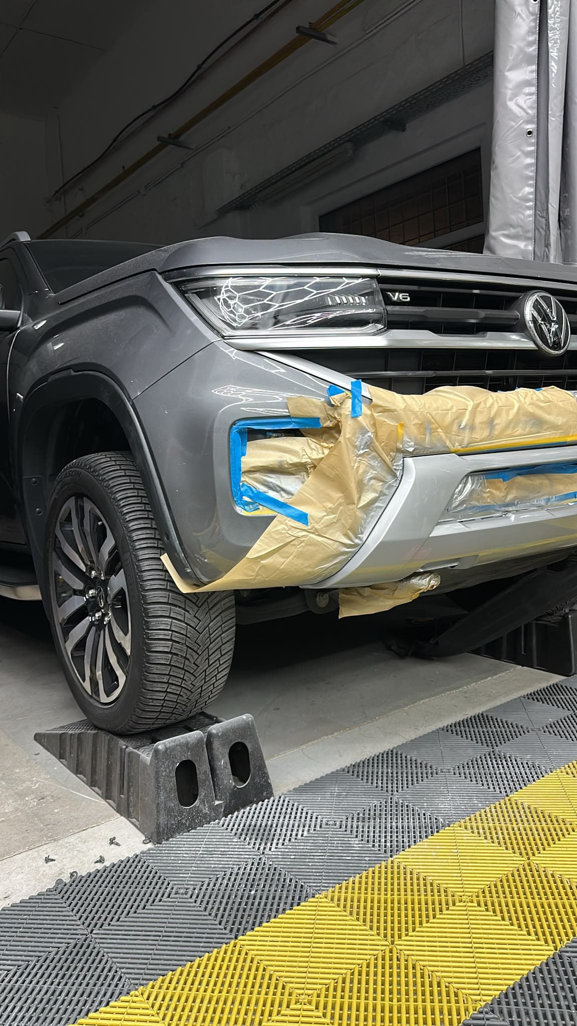VW Amarok mit abgeklebtem Stoßfänger