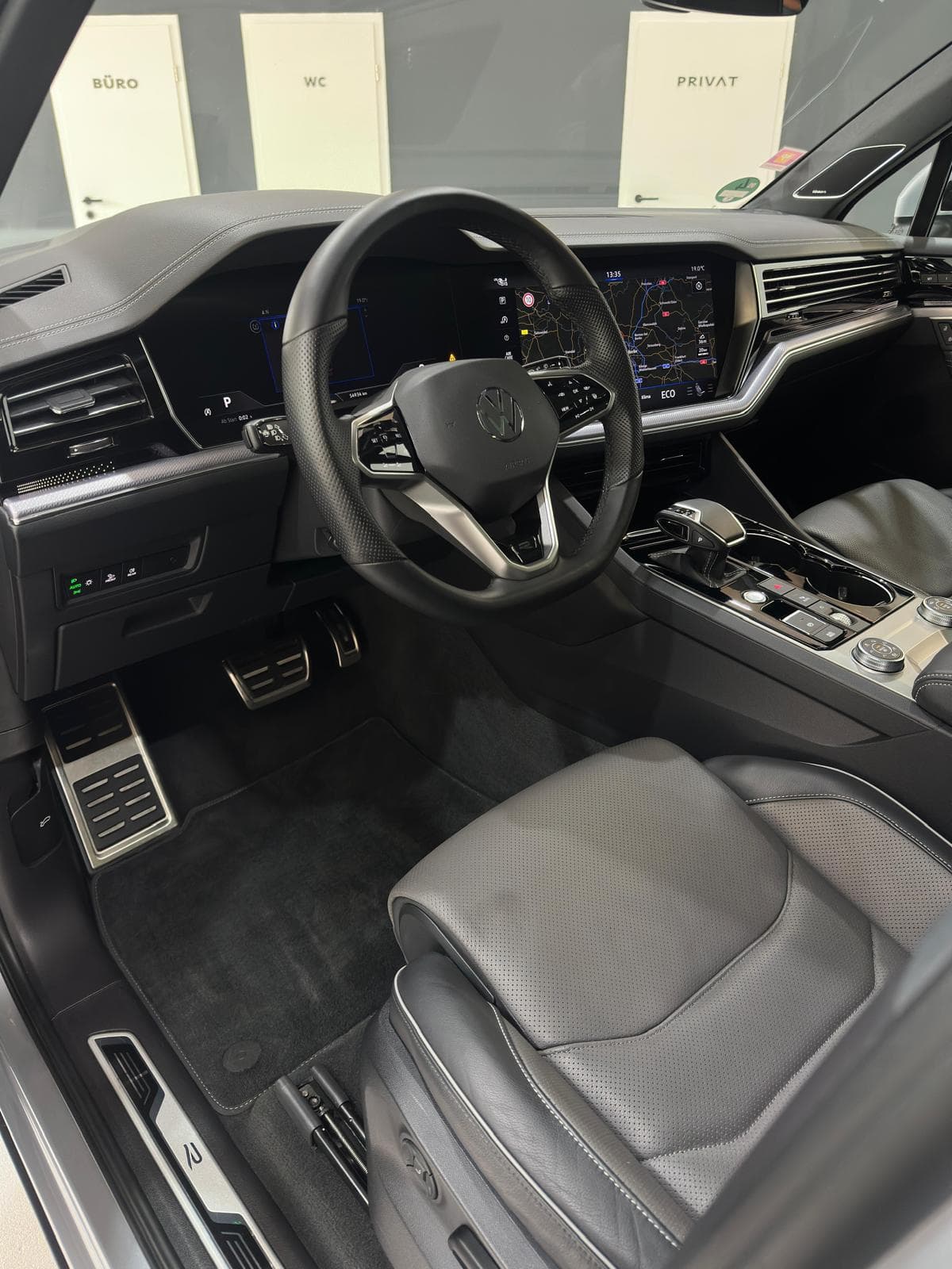 VW-Cockpit mit grauem Leder