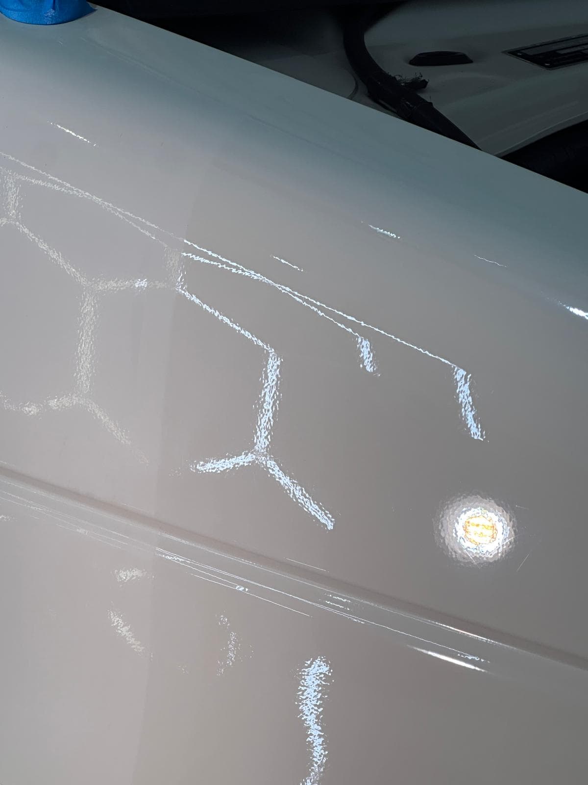 Wohnmobilflanke, Hallenlicht spiegelt sich