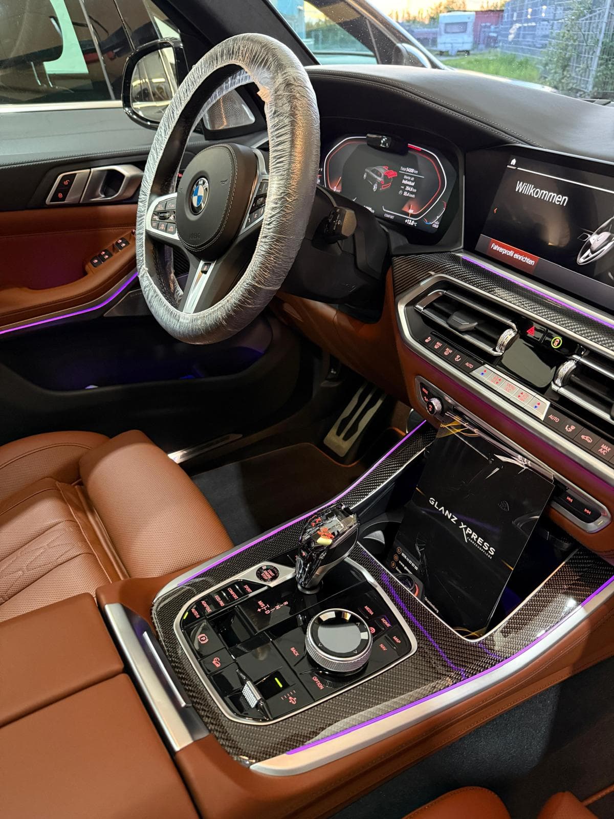 BMW-Cockpit mit cognacfarbenem Leder