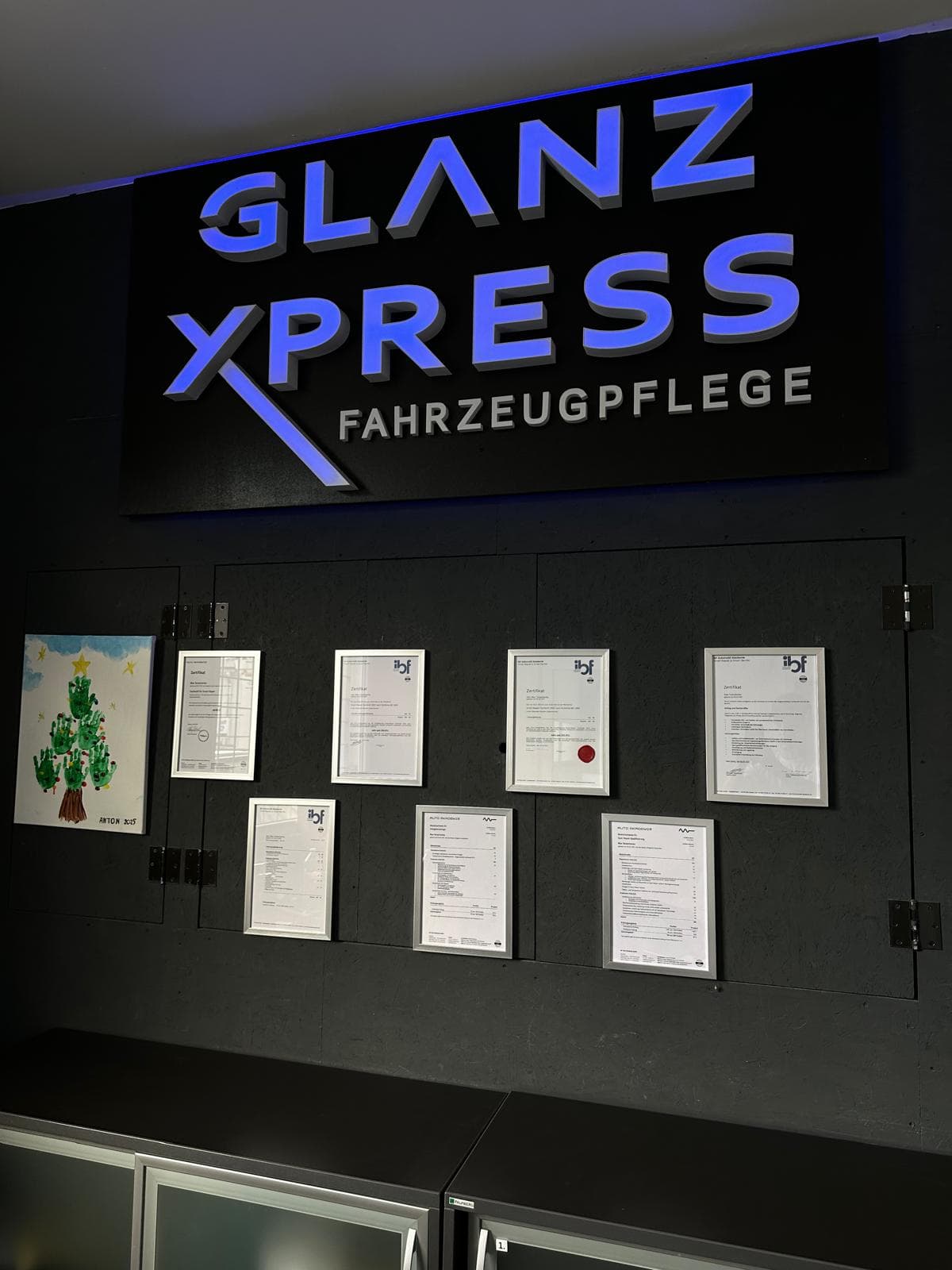 Zertifikate von GlanzXpress an der Wand in unserer Halle